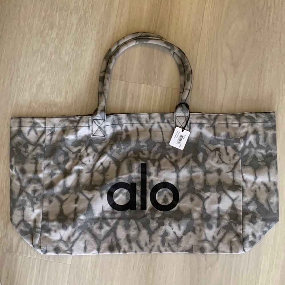 BRAND NEW NEVER USED ALO YOGA TOTE